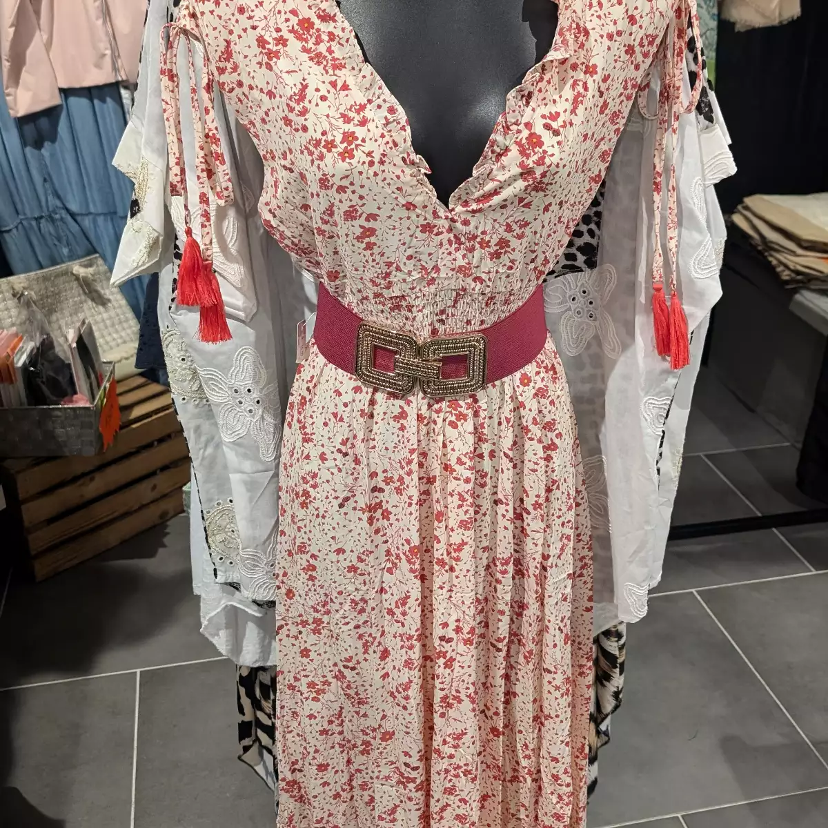 Longue robe motifs petites fleurs couleur corail